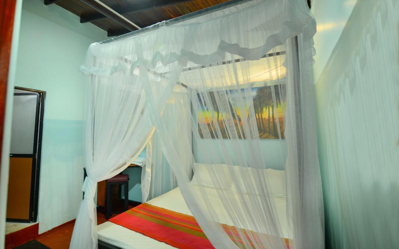 Palm Leaf Surf Cafe Hotel Galle Exterior foto